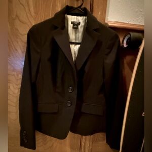 Black Ann Taylor blazer with two front pockets. 2p NWOT
